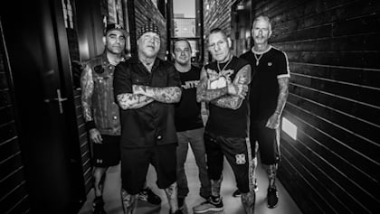 Agnostic Front posando juntos en una fotografía promocional en blanco y negro
