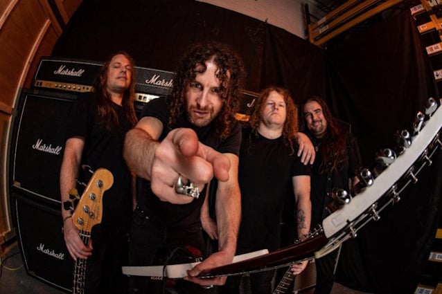 Airbourne tocando en directo en una fotografía promocional