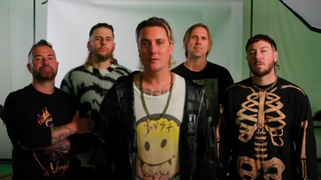Avenged Sevenfold en una fotografía promocional bañada en luz verde