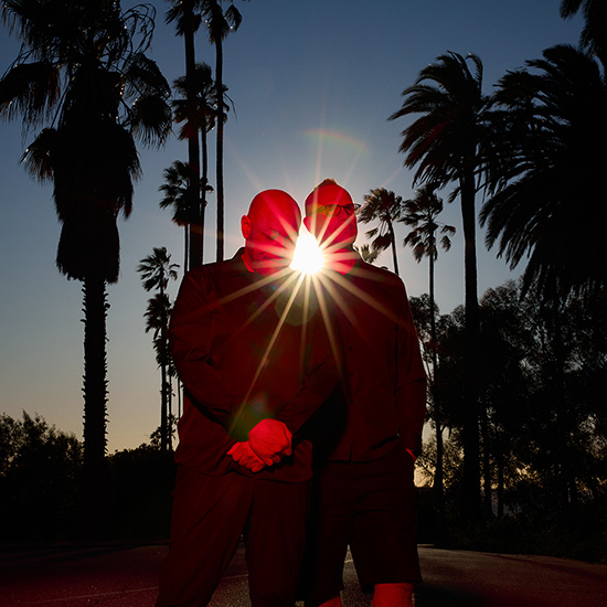 Howard Jones y Adam Dutkiewicz juntos en la fotografía promocional oficial de Burn Eternal