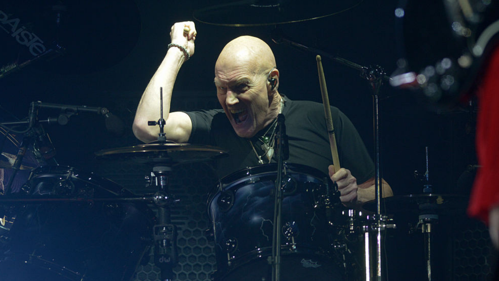 Chris Slade tocando la batería con AC/DC en Sevilla en 2016