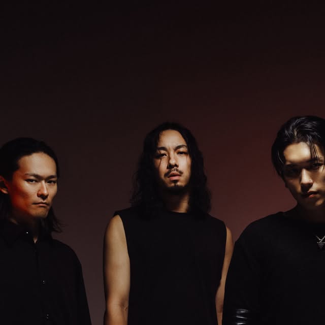 PK en el centro junto a miembros de Crystal Lake en el retrato oficial del anuncio