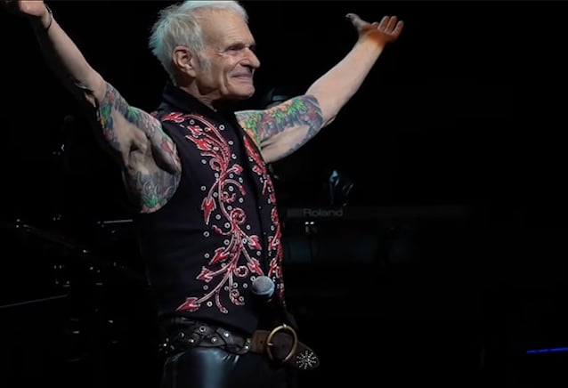 David Lee Roth actuando en directo durante 2026