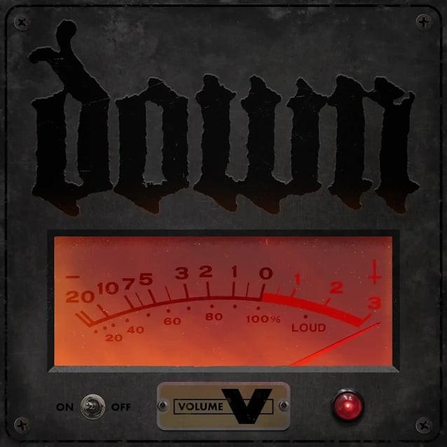 Portada oficial de Volume V de Down con un medidor de volumen iluminado en rojo