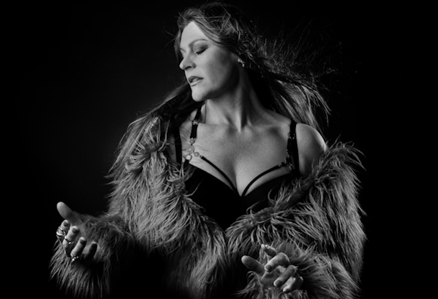 Retrato promocional en blanco y negro de Floor Jansen para la etapa de Hytress