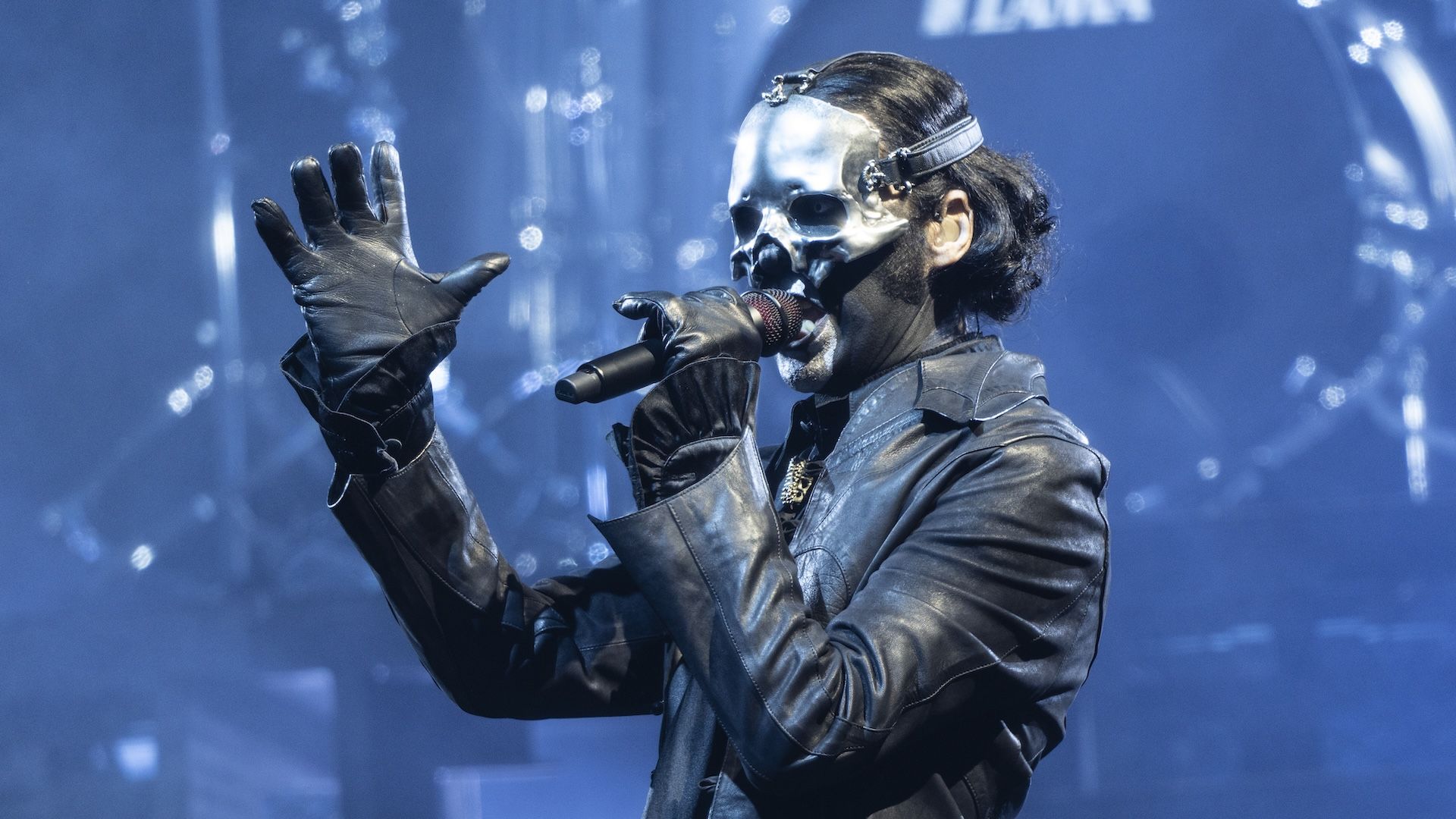 Papa V Perpetua de Ghost cantando durante la gira Skeletour