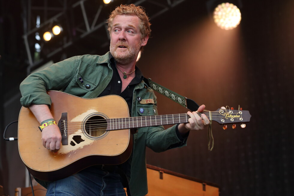 Glen Hansard actuando con una guitarra acústica