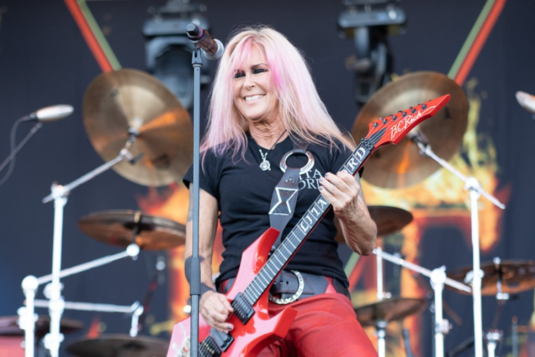 Lita Ford actuando con su guitarra roja