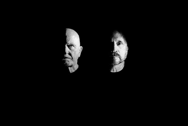 Lustmord y Dave Lombardo emergiendo entre sombras en la fotografía oficial de su proyecto conjunto