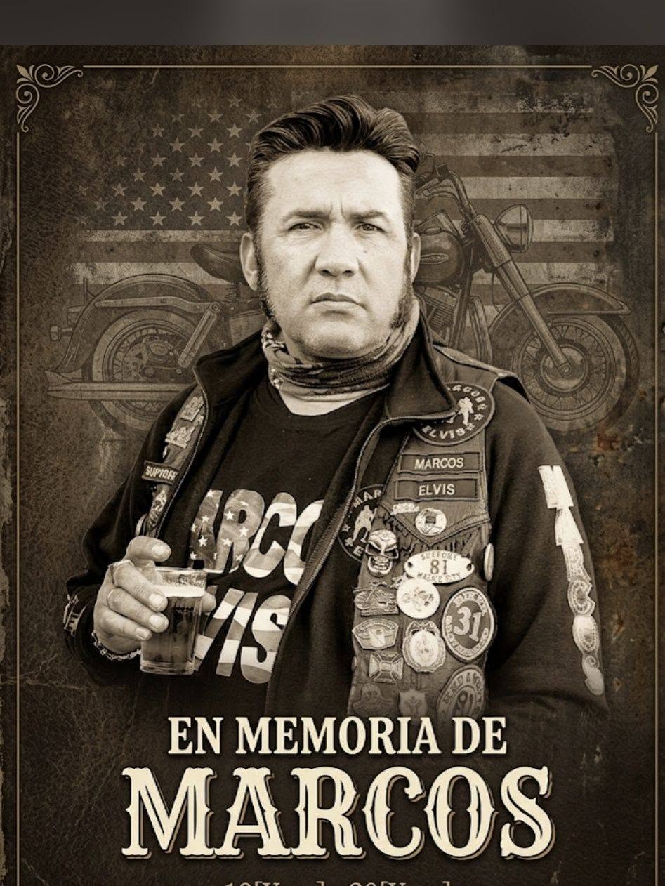 Marcos Elvis con chaleco motero ante una motocicleta custom