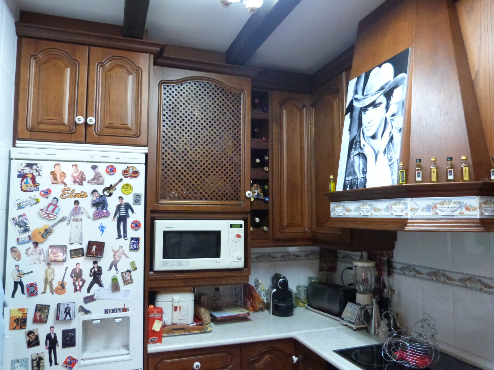 Cocina decorada con recuerdos de Elvis Presley