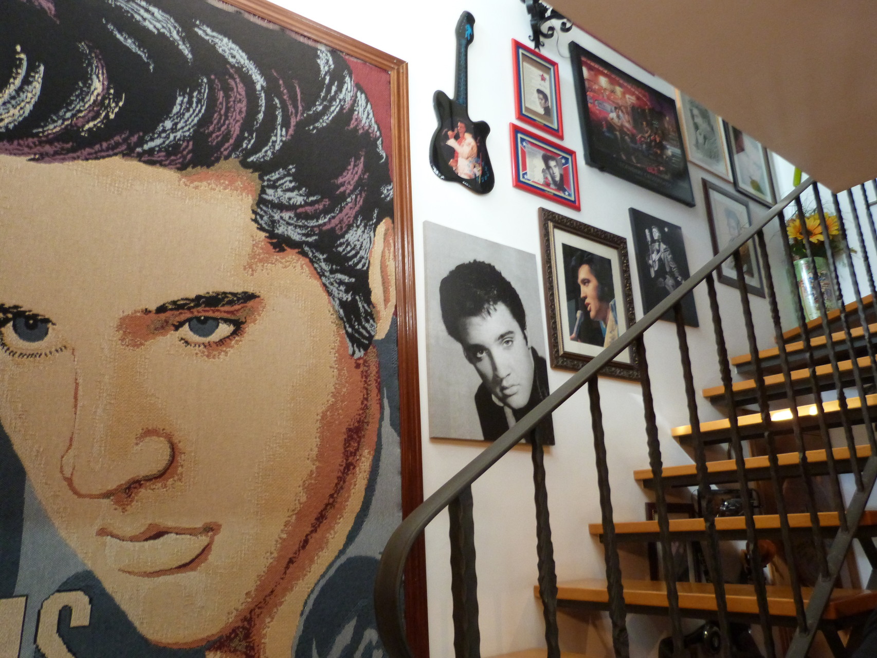 Escalera de la casa rodeada por retratos de Elvis Presley