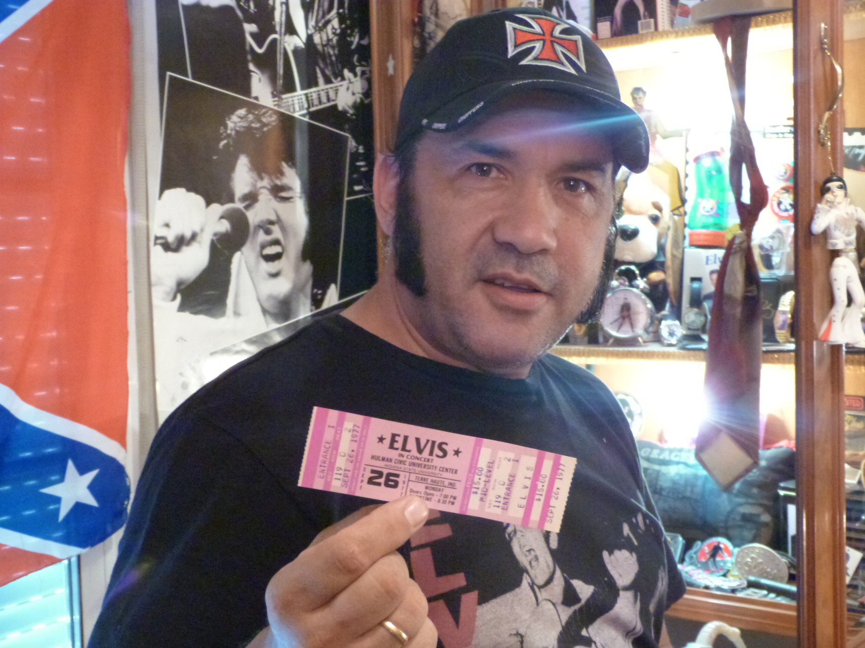 Marcos mostrando una entrada histórica relacionada con Elvis Presley