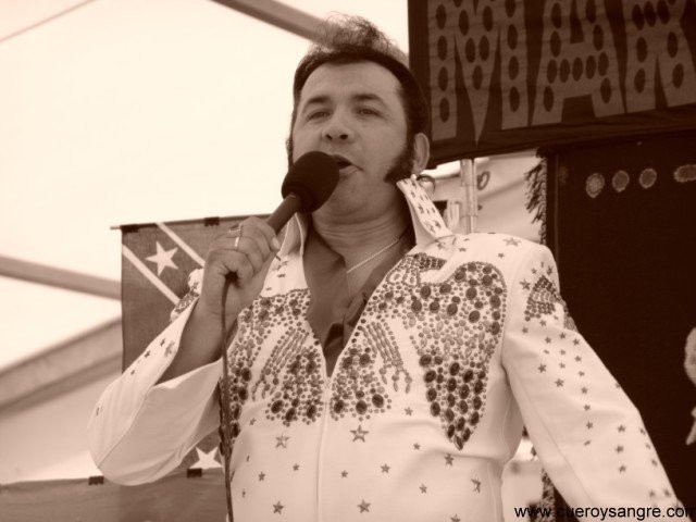 Primer plano de Marcos Elvis cantando