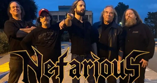 Los cinco miembros de Nefarious bajo el logotipo de la banda