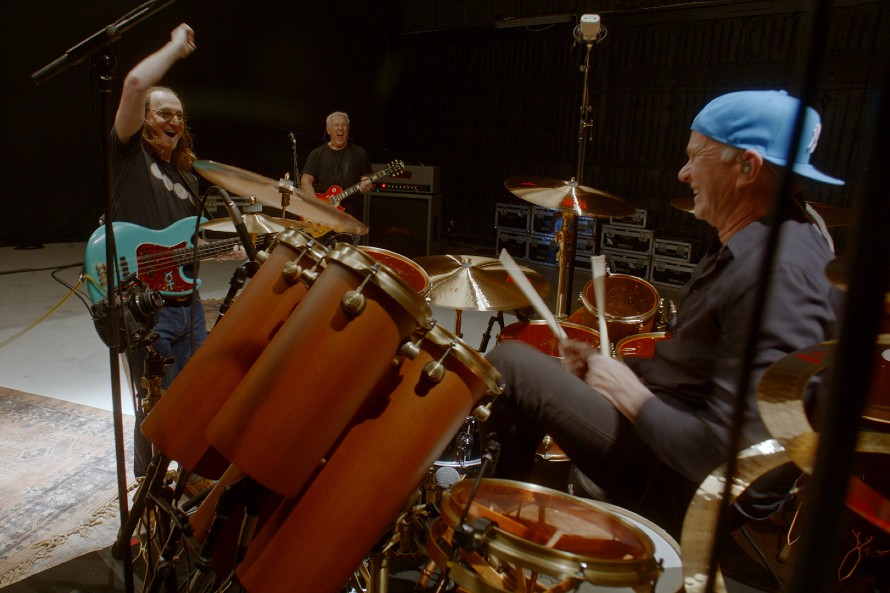 Geddy Lee y Alex Lifeson interpretando música de Rush con Chad Smith a la batería durante el documental No One's Disciple