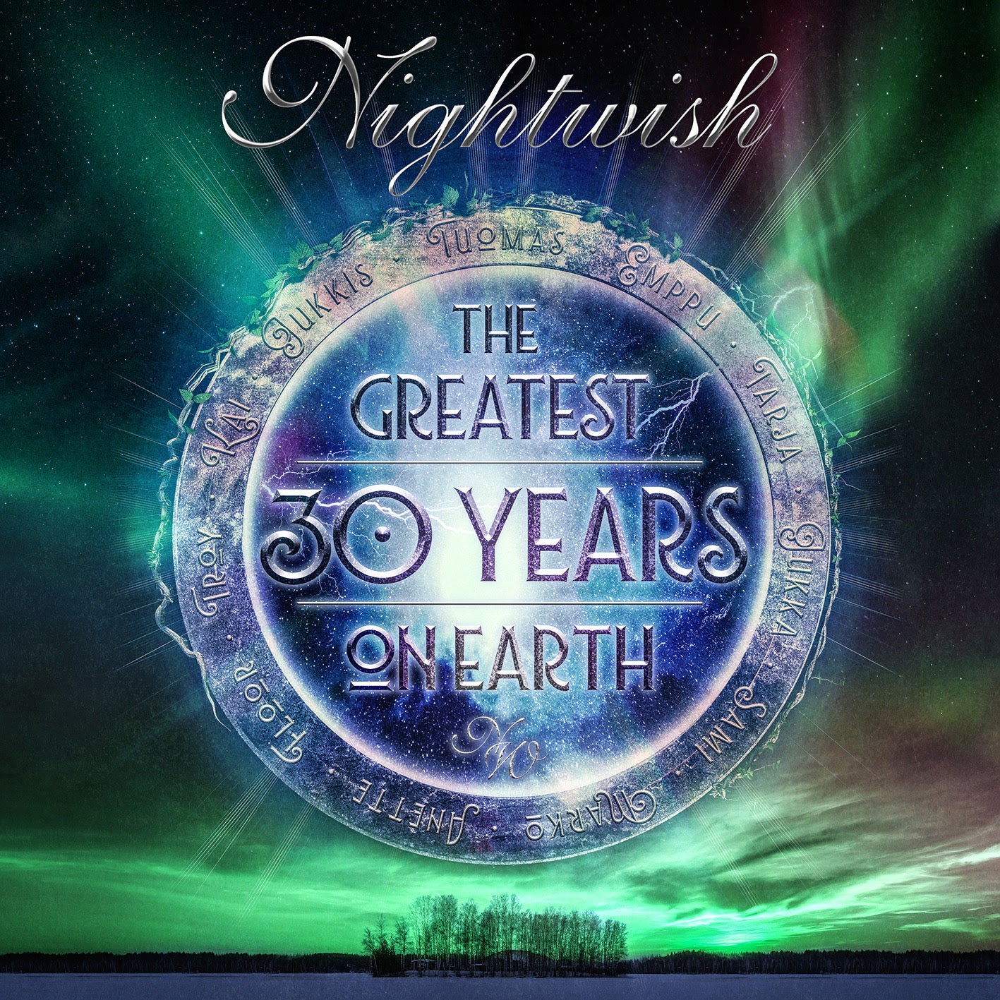 Portada oficial de The Greatest 30 Years On Earth de Nightwish, con auroras y un círculo con nombres de integrantes