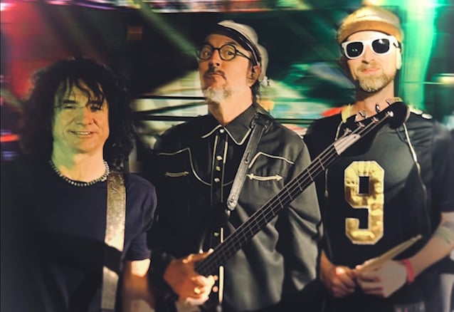 Primus actuando con John Hoffman a la batería