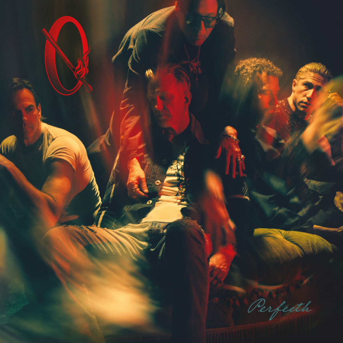 Portada oficial de Perfecth con Queens of the Stone Age retratados bajo luces rojas, verdes y doradas