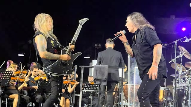 Savatage actuando con orquesta en Pompeya