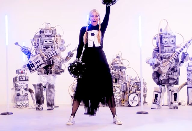 Sheri Moon Zombie rodeada por robots en I Love My Robot