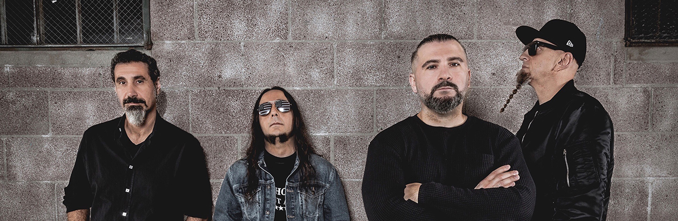 System Of A Down en una fotografía promocional oficial con Serj Tankian, Daron Malakian, Shavo Odadjian y John Dolmayan