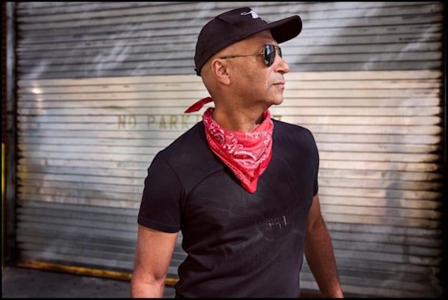Tom Morello con una guitarra en una fotografía promocional
