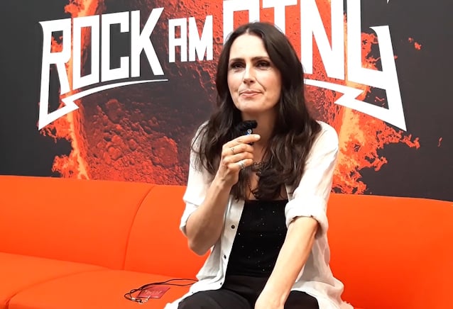 Sharon den Adel durante una entrevista