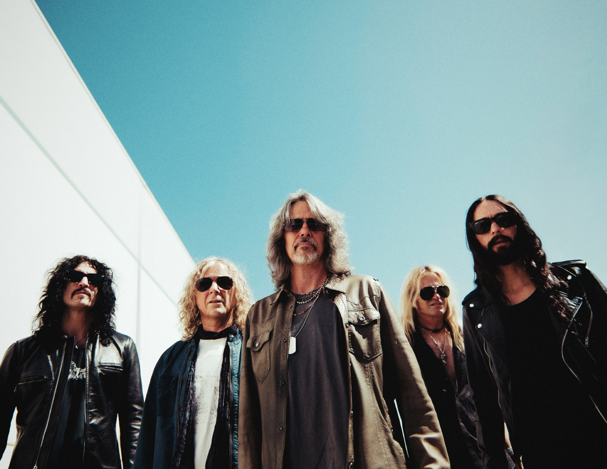 The Dead Daisies con Kelly Hansen, Doug Aldrich, David Lowy, Tommy Clufetos y Jimi Crutchley ante una pared de amplificadores Marshall